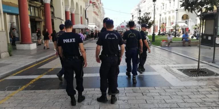 Οι «μαύροι πάνθηρες» άρχισαν τις περιπολίες στη Θεσσαλονίκη (βίντεο)